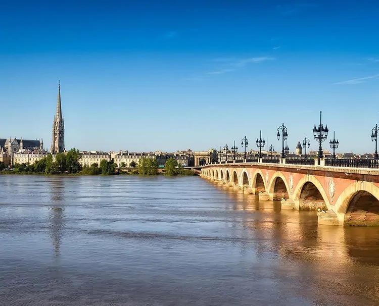 CRUCEROS FLUVIALES BURDEOS BOURG FRANCIA BOURG SUR GIRONDE FRANCE BORDEAUX CRUISES CRUCEROS BURDEOS CRUCEROS GARONA CRUCEROS GIRONDA
